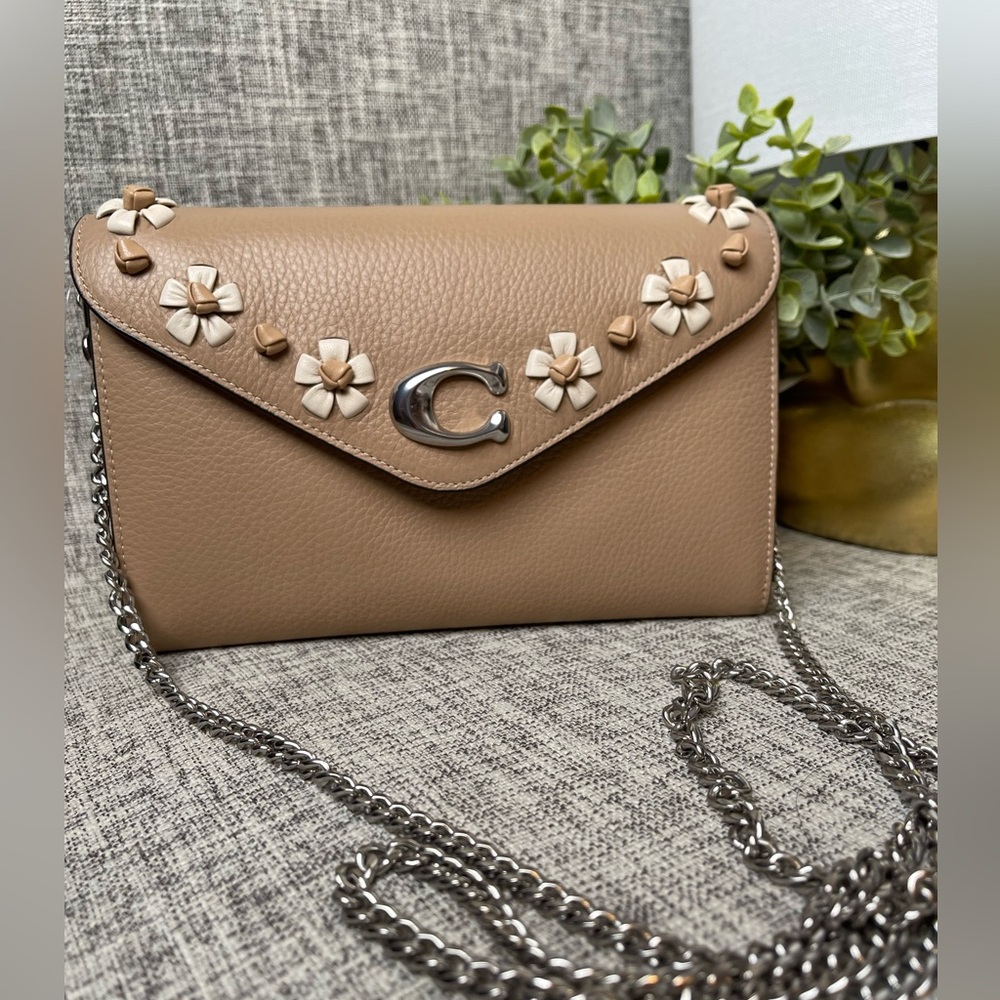 $139(NWT) Coach Tammie Clutch Crossbody with floral Whipstitch. - Picture 1 of 12
